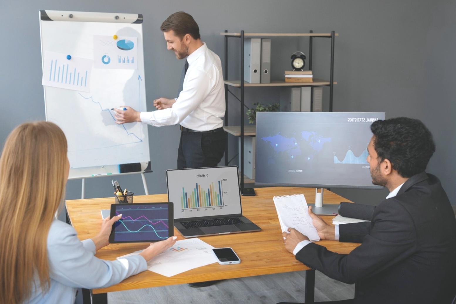 Geschäftsteam bei der Analyse von Bildungsrendite-Berichten